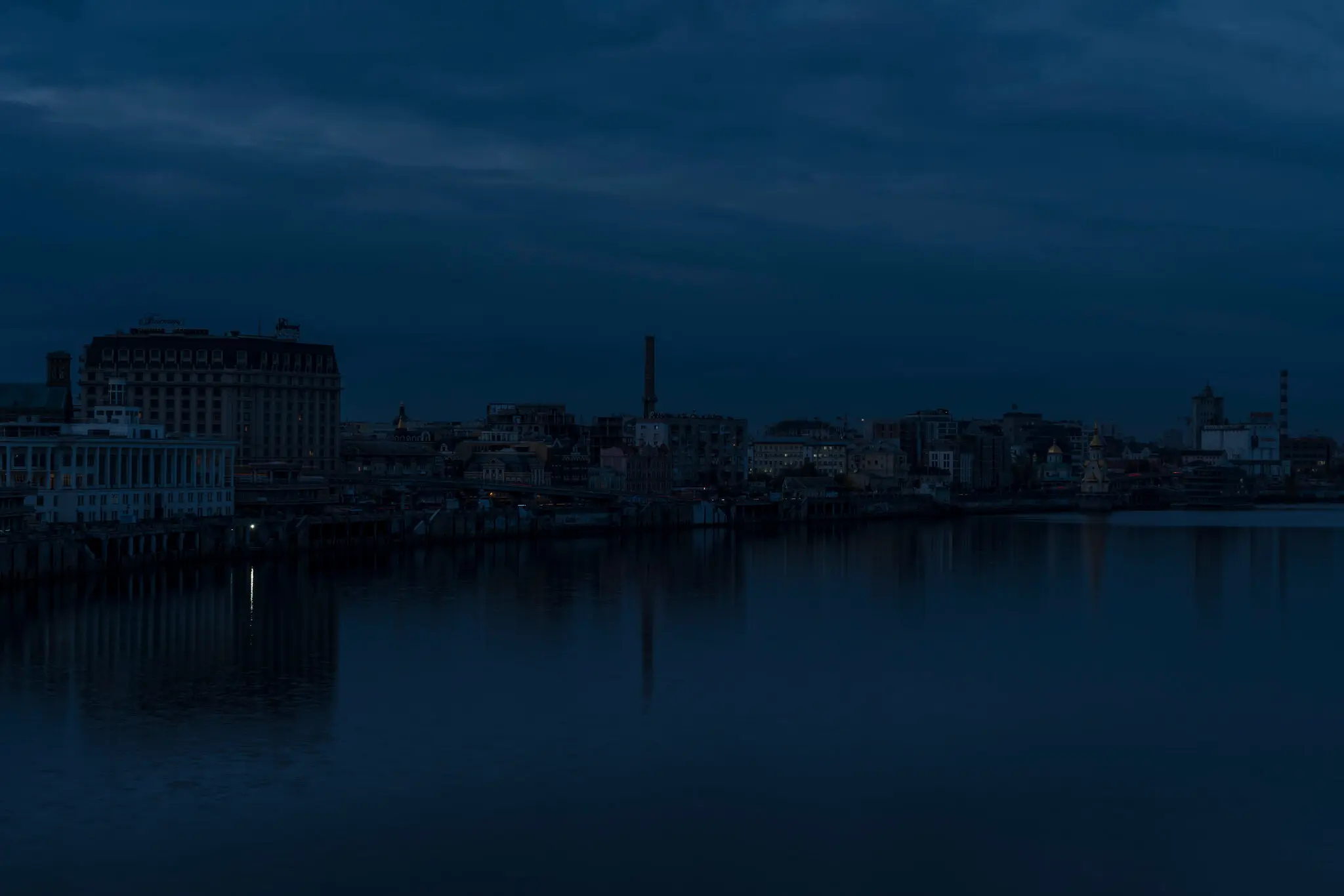 Сутінки над Подолом у Києві, вздовж Дніпра, 28 жовтня